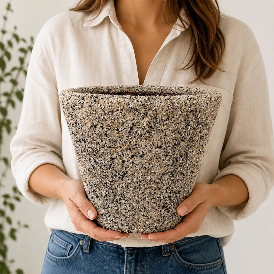 Macetero Cónico de Arcilla 18x20 cm con Drenaje | Recubrimiento Natural en Cuarzo y Materiales Orgánicos
